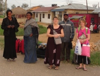 Saying goodbuy to the team in Tanzania . 